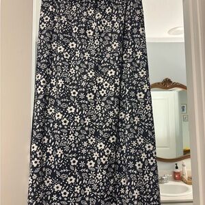 Floral Print Skirt in Navy and White with leggings